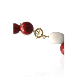 Necklace with apple coral and brass elements (long: 65 cm.) 
