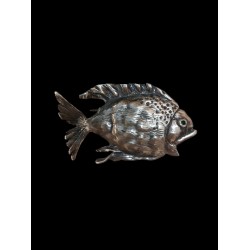 Καρφιτσα ασημενια ψάρι με σμαράγδι (4Χ7εκ.)