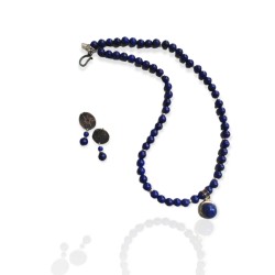 Necklace and silver earrings with lapis lazuli. 